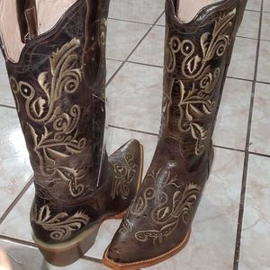 Cowgirl Inovations boots with studs